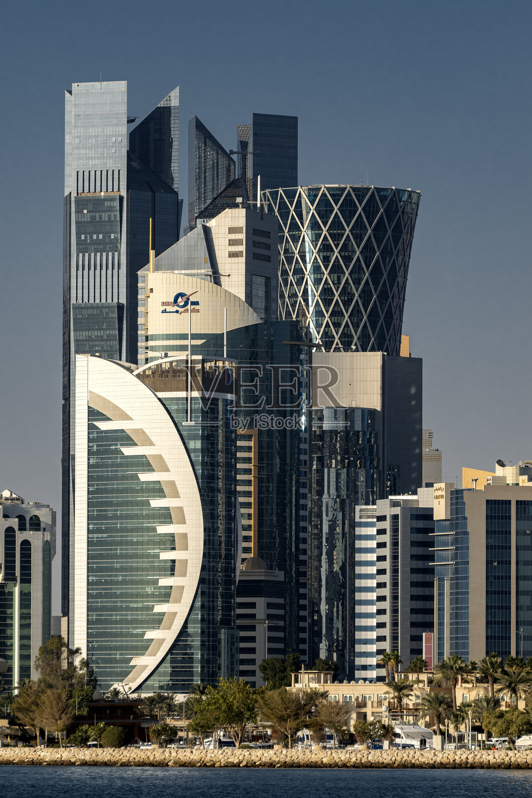 美丽的多哈天际线白天景观照片摄影图片