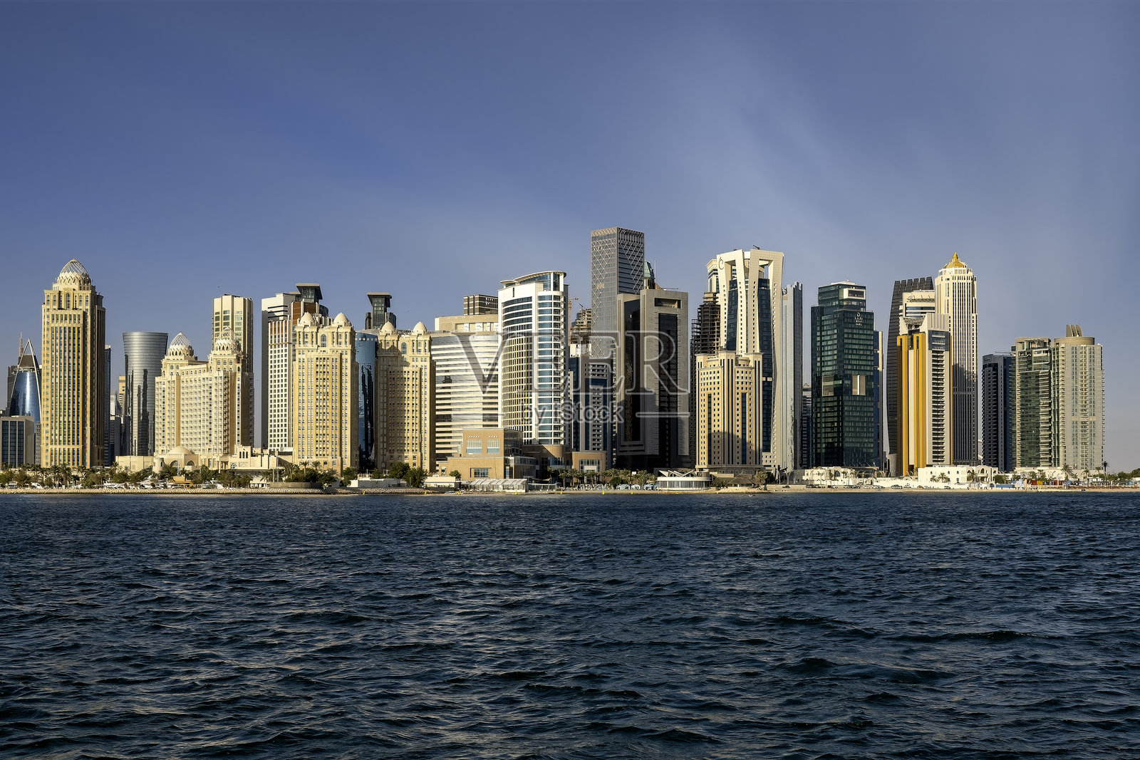 美丽的多哈天际线白天景观照片摄影图片