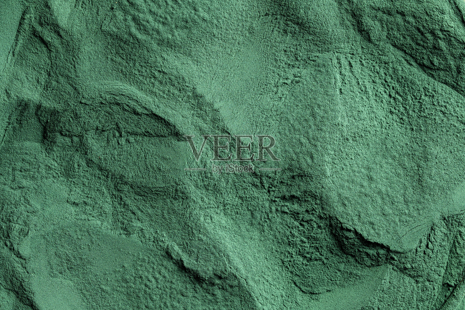 一堆绿色螺旋藻粉，特写。绿色超级食品，微观。改善健康的膳食补充剂。海藻超级食品概念。健康食品背景。照片摄影图片