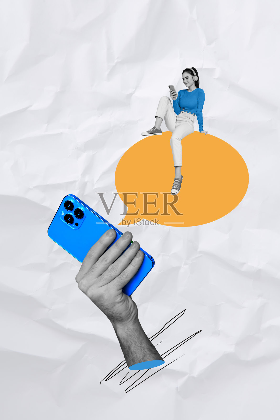 创意趋势拼贴：虚拟连接、手握电话的年轻女性、对话气泡、广告牌、漫画和小册子照片摄影图片