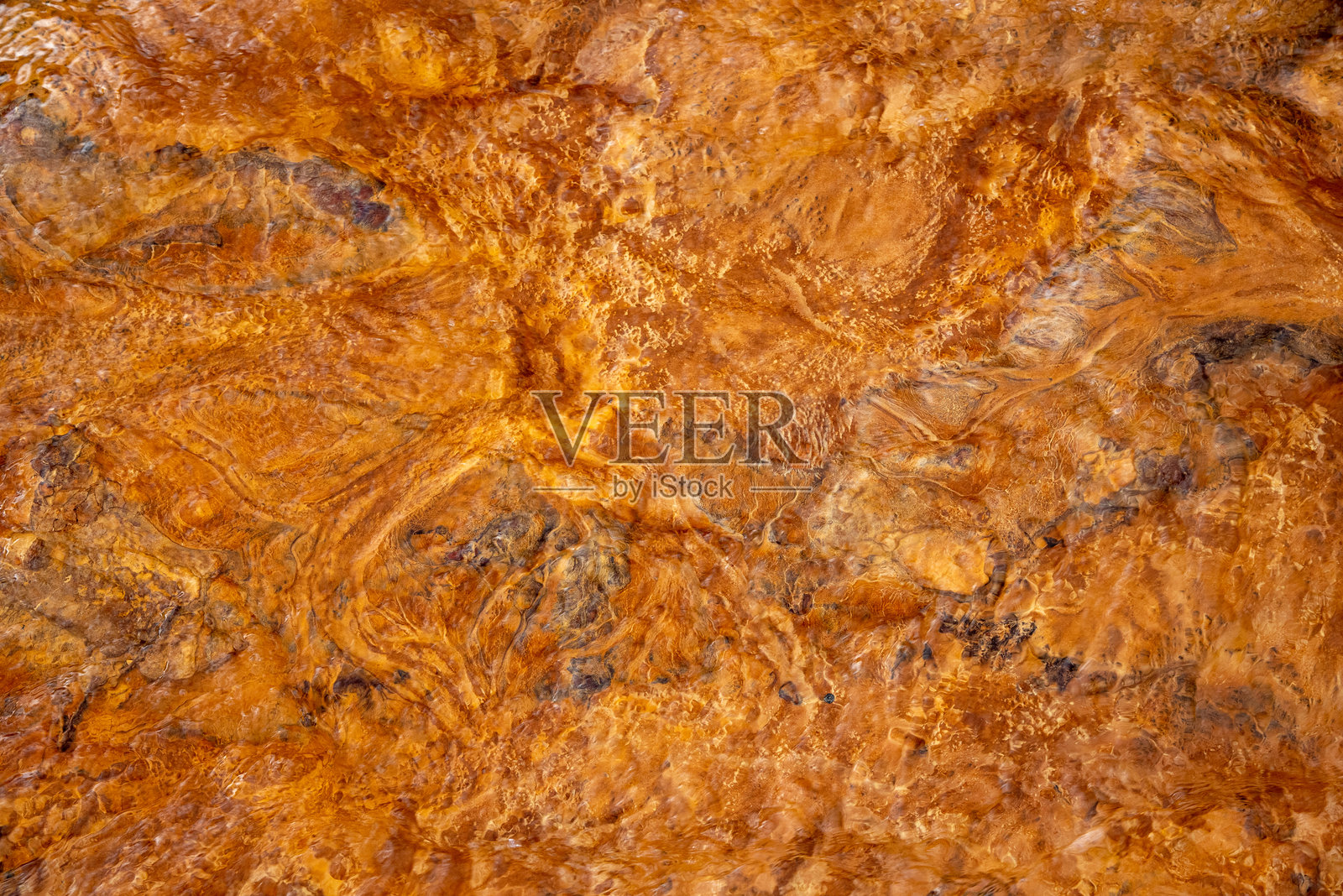 加拿大荒野中生锈的溪床与铁质排放的抽象视图。墙面艺术，桌面背景，抽象，自然照片作为壁纸。照片摄影图片