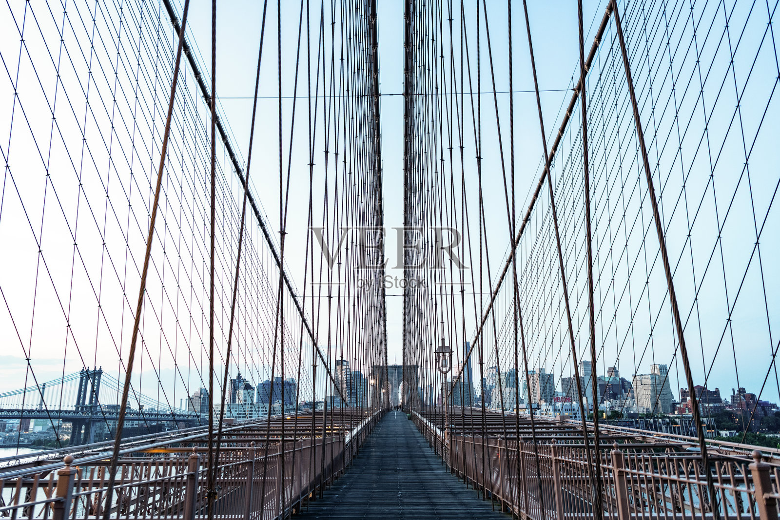 纽约市建筑。布鲁克林大桥通往曼哈顿。布鲁克林大桥的城市建筑地标。大都市城市的建筑。布鲁克林大桥。独特的细节展示城市魅力。照片摄影图片