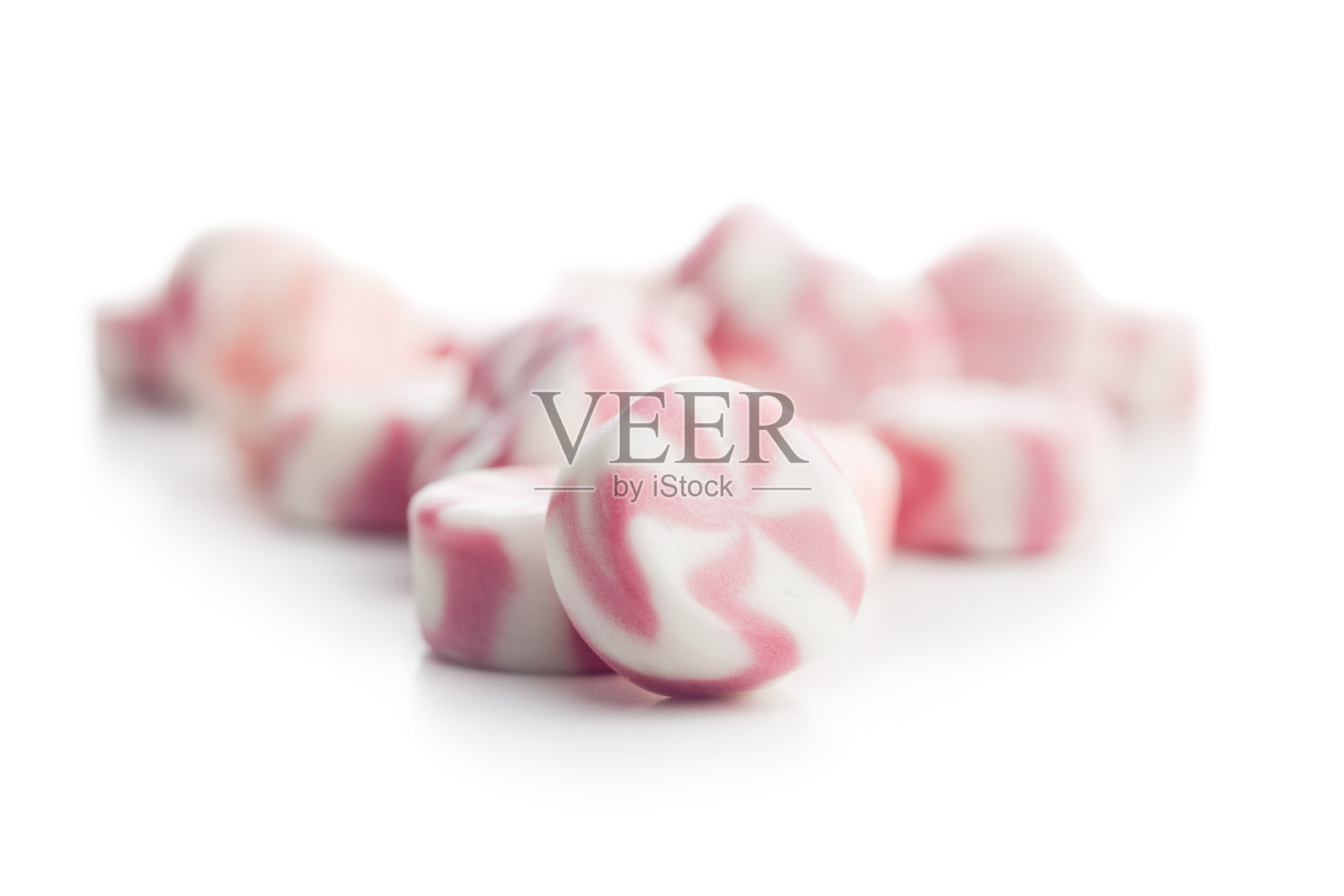 五颜六色的条纹糖果，孤立在白色背景上。照片摄影图片