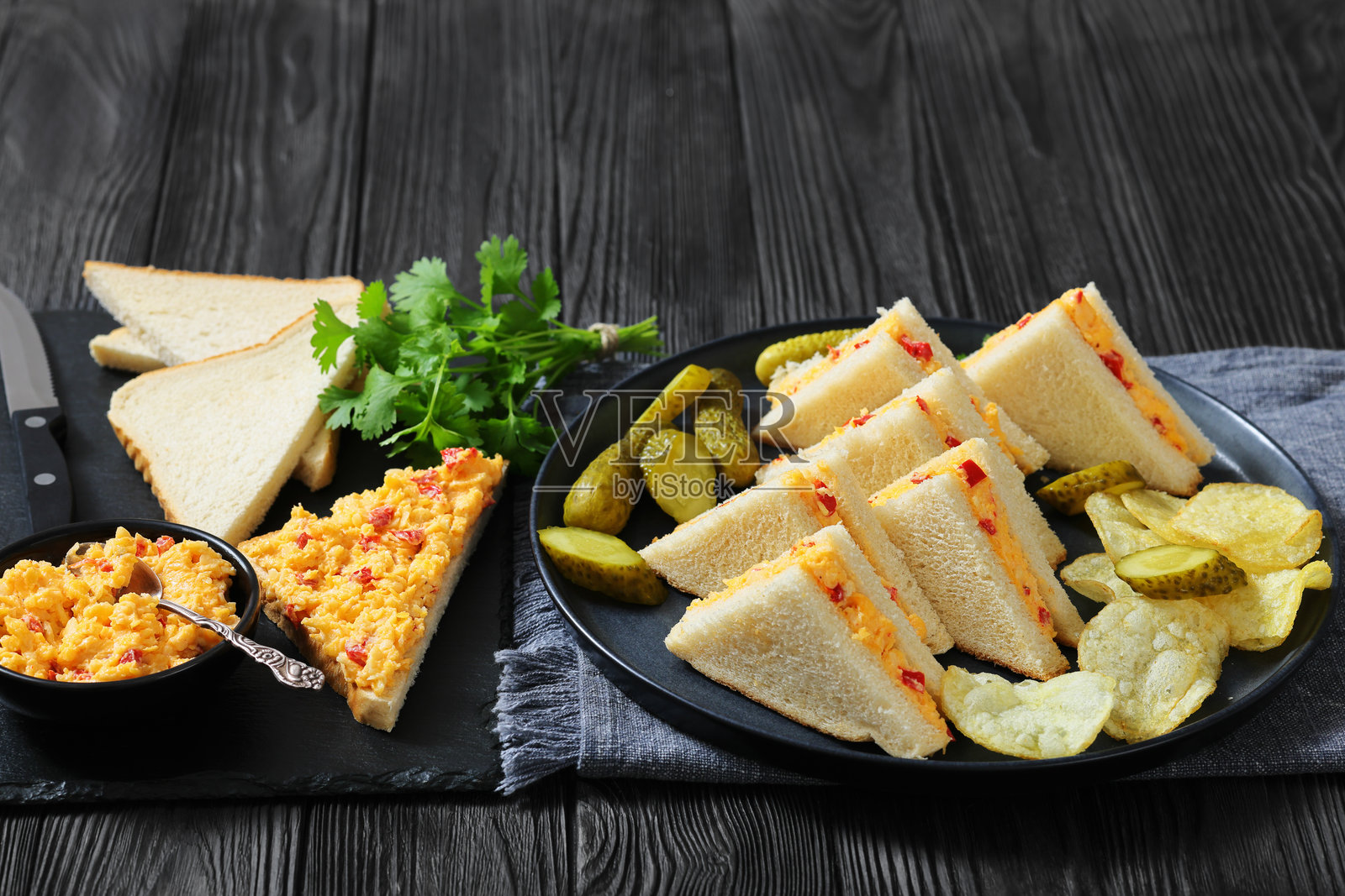 辣椒奶酪三明治配泡菜和薯片照片摄影图片