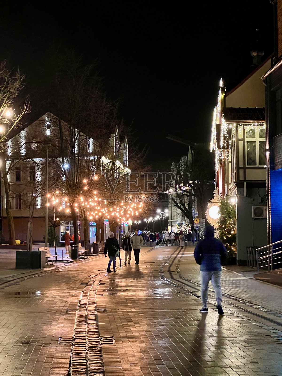 俄罗斯加里宁格勒地区泽列诺格拉德斯克市中心的街道在夜间灯光照明下。照片摄影图片