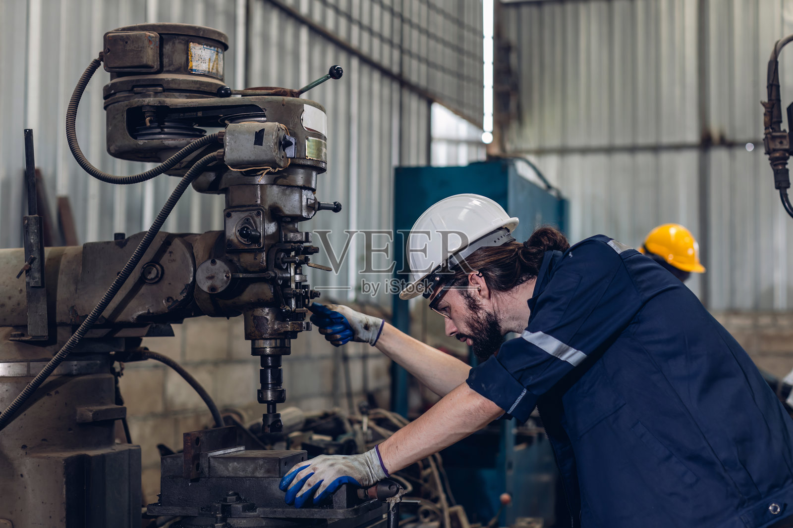 工人在工厂或工程现场检查机器或产品。工头或技术员在工厂检查材料或机器。重工业工厂概念。照片摄影图片