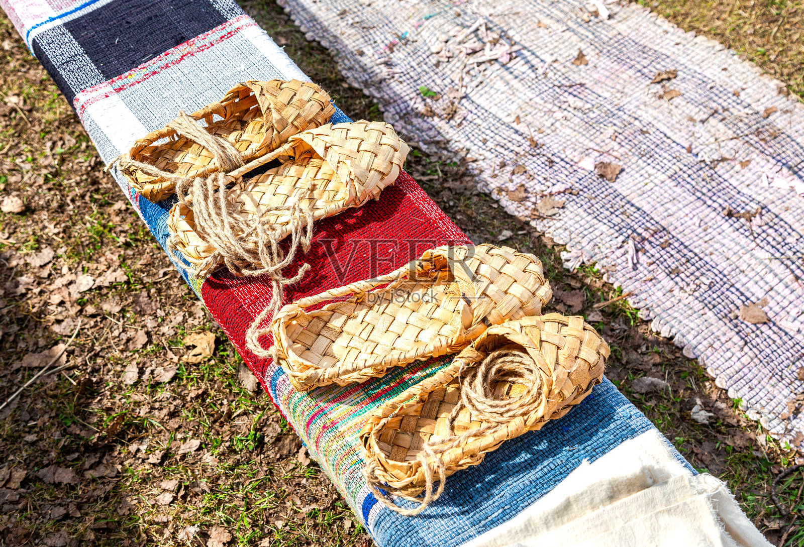 用桦树皮编织的传统俄罗斯鞋子照片摄影图片