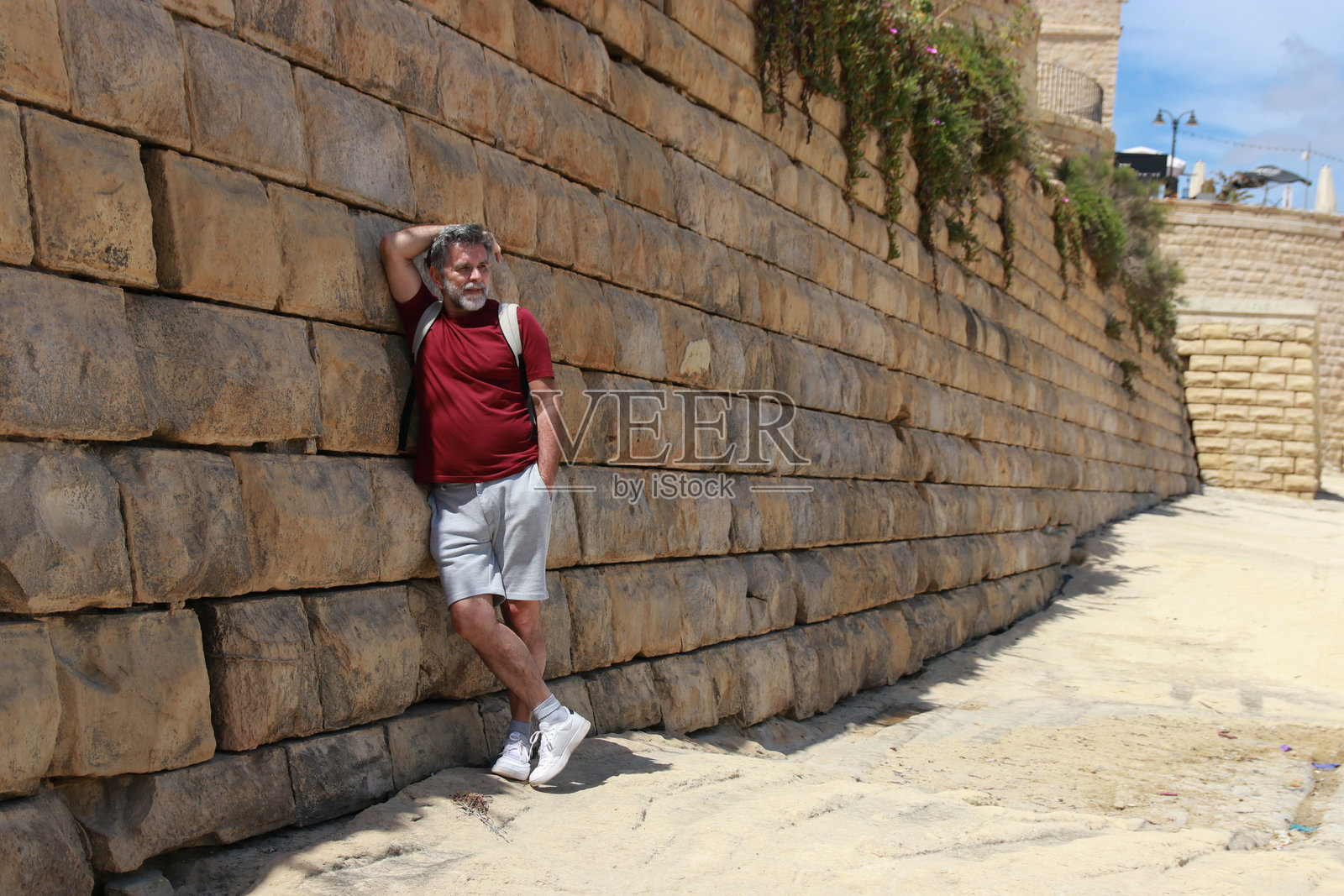 靠近海边的老年人感受到的痛苦和压力照片摄影图片