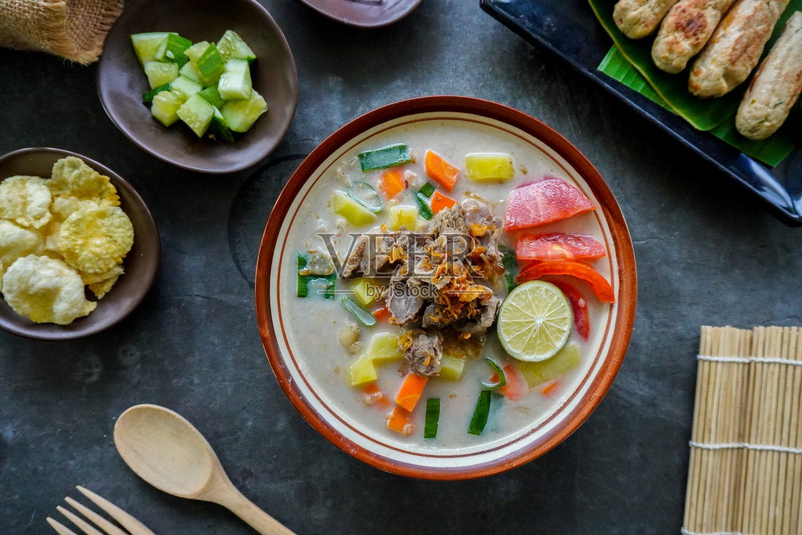 巴塔维汤是来自雅加达的传统美食，由椰奶和牛奶酱、肉类、内脏、胡萝卜、土豆、青柠和香料混合而成。照片摄影图片