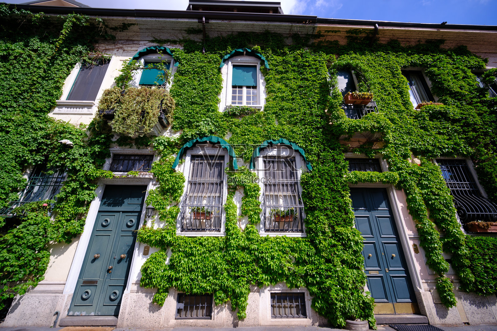 米兰维吉佐街附近的历史建筑，靠近城市生活区照片摄影图片