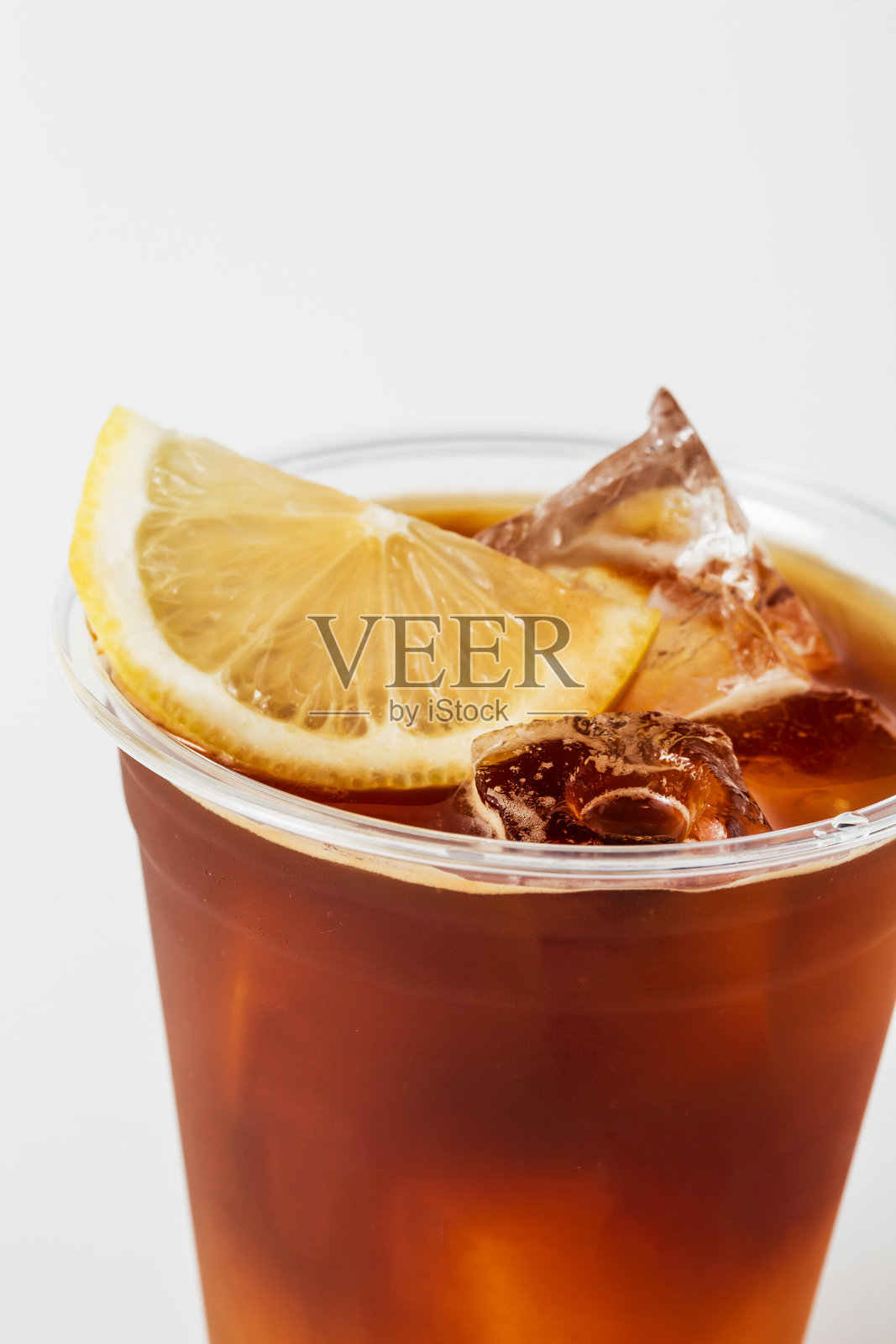 清爽的冰茶，配有柠檬片和冰块，盛在玻璃杯中照片摄影图片