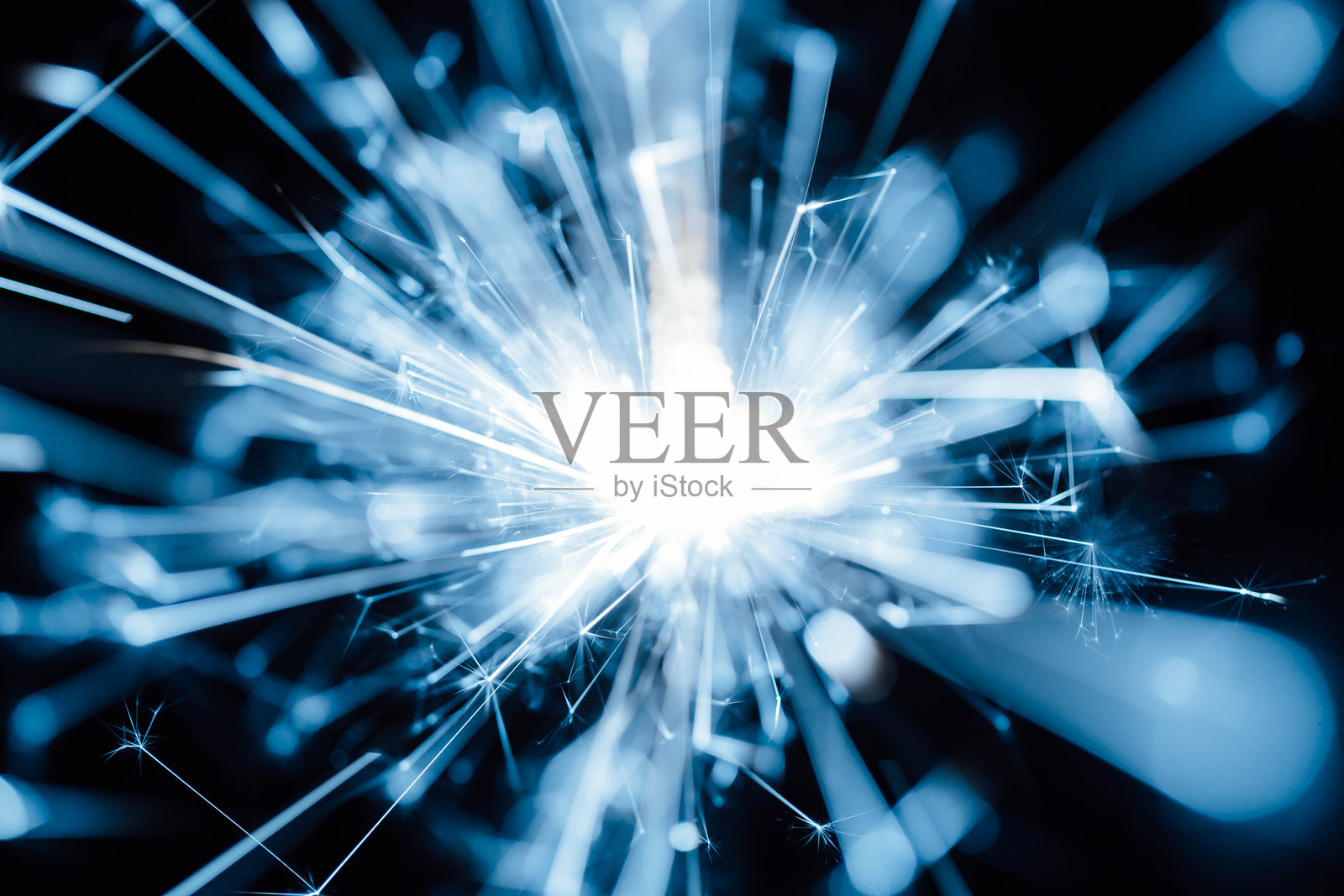 明亮的抽象光与能量的爆炸，散发着闪烁的光点和光线照片摄影图片