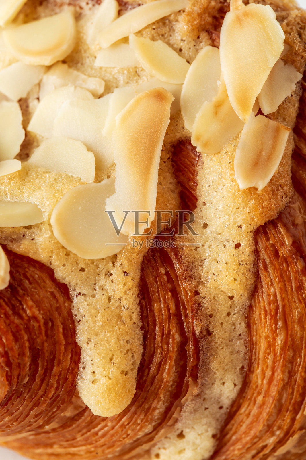 杏仁顶层酥皮点心，淋上糖霜，层次分明照片摄影图片