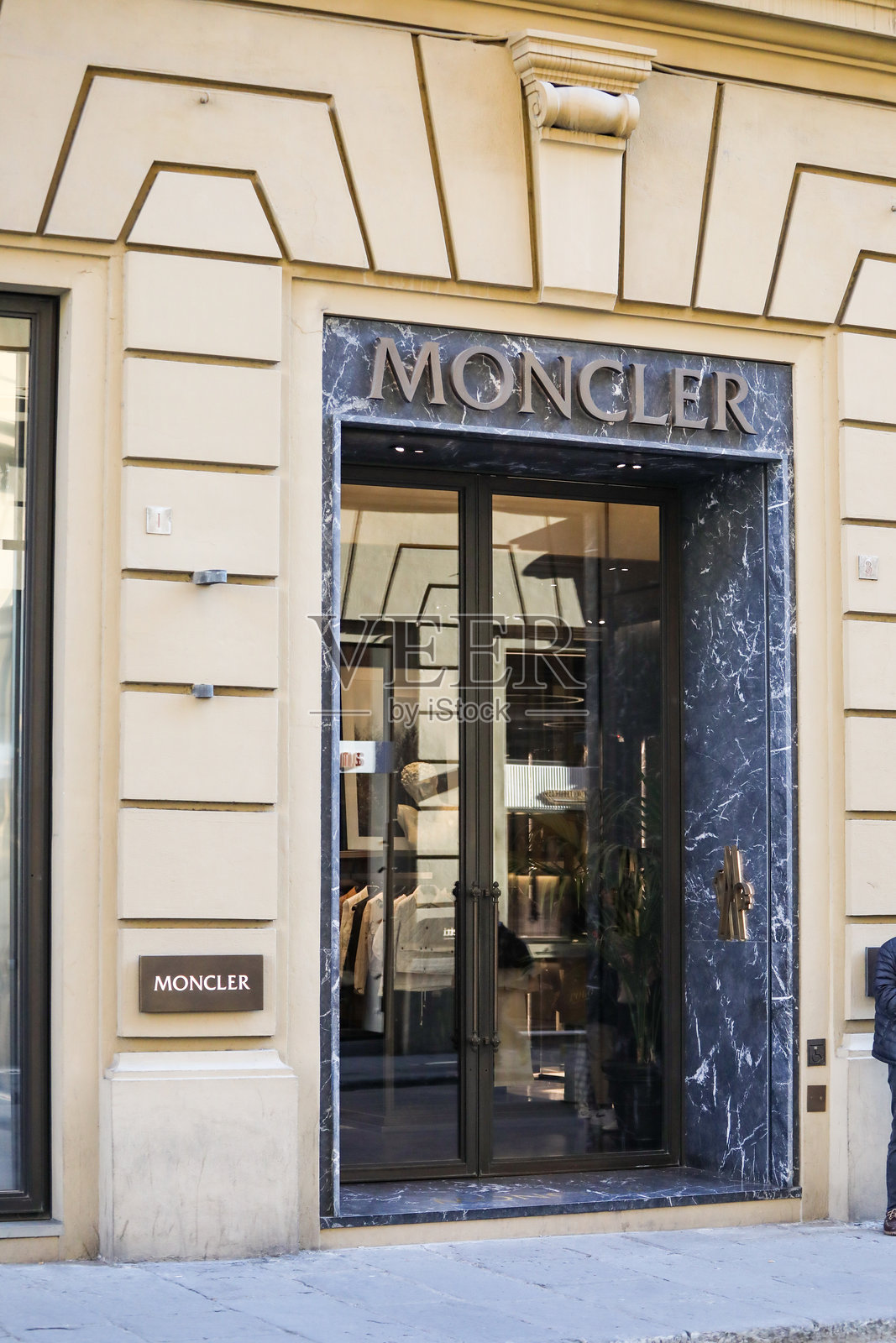 意大利佛罗伦萨的Moncler商店，展示了入口和外立面照片摄影图片