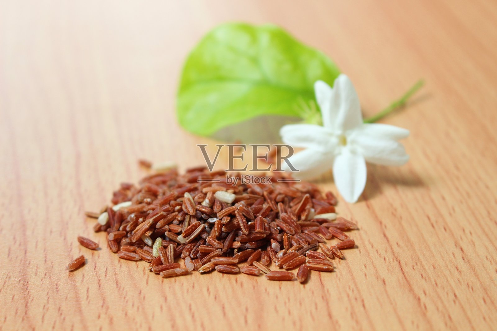 有机茉莉香米在木质背景上照片摄影图片