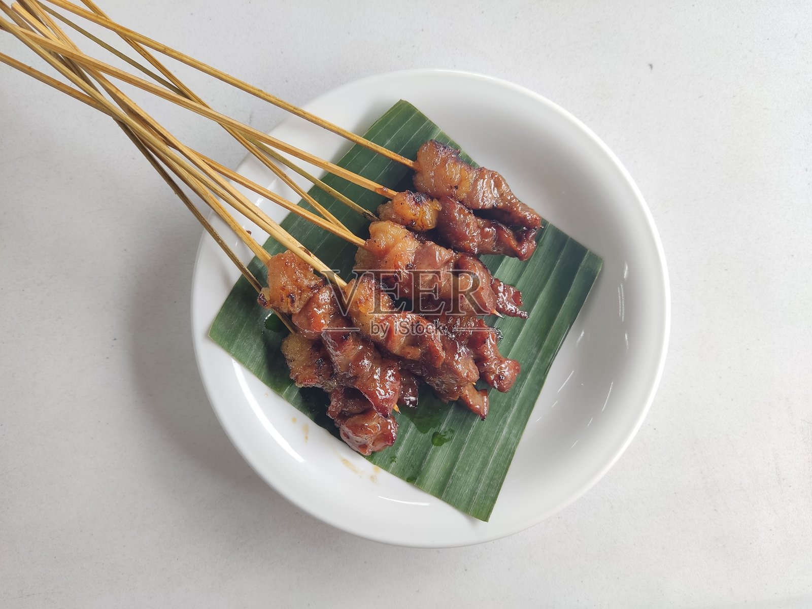 印尼传统普瓦卡尔塔西爪哇的牛肉沙爹马朗吉，盛放在香蕉叶盘上照片摄影图片