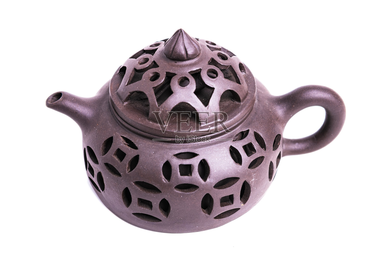 带有雕刻图案的陶土中国茶壶，孤立在白色背景上。照片摄影图片