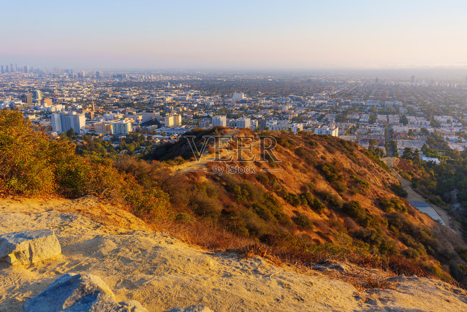 Runyon Canyon公园磨损的小径与模糊的洛杉矶日落照片摄影图片