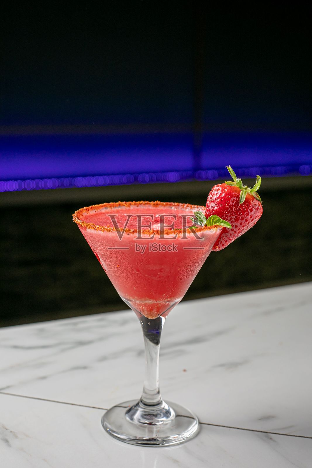 清爽的草莓鸡尾酒配饰照片摄影图片