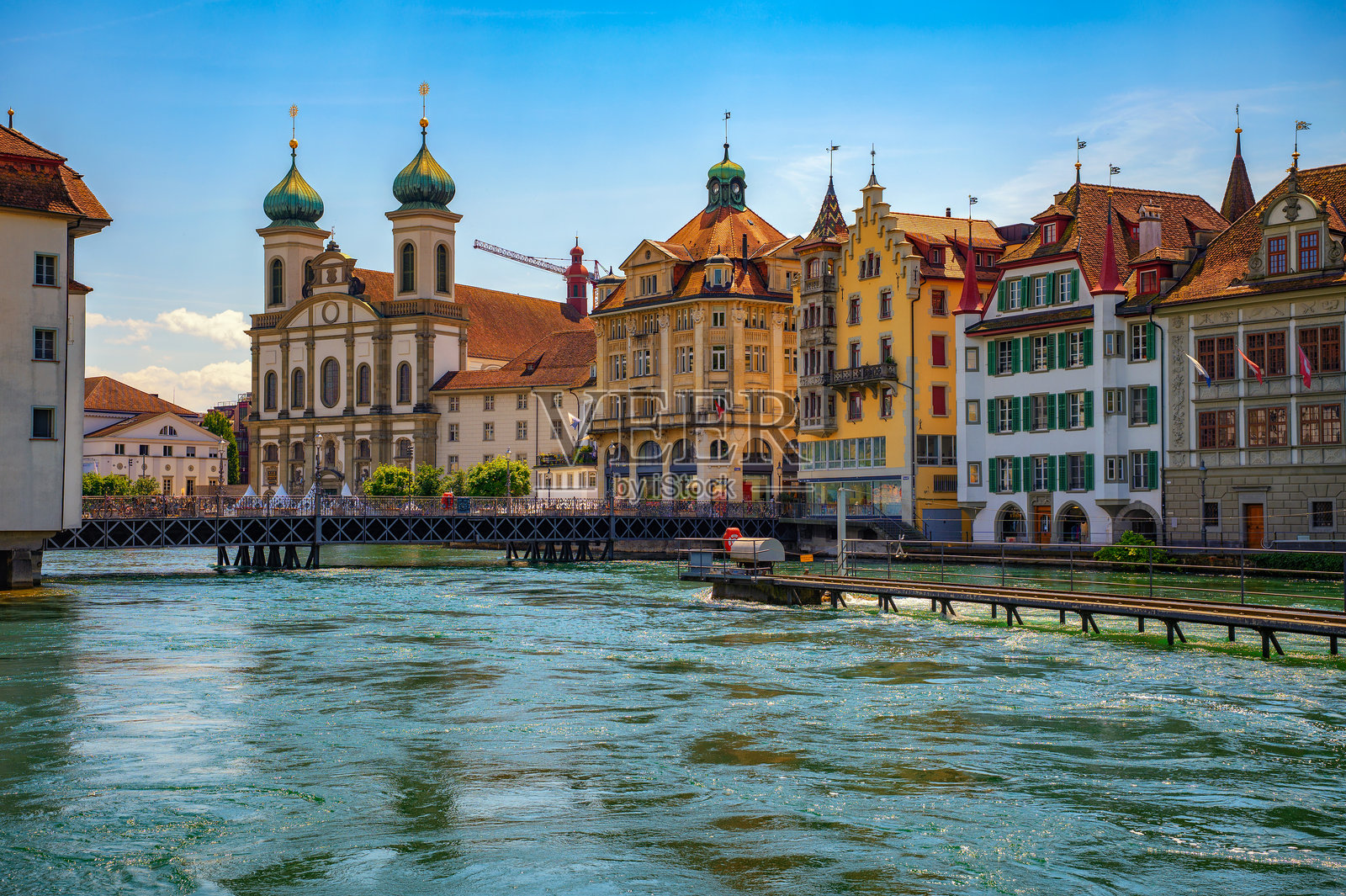 瑞士卢塞恩的耶稣会教堂和瑞乌斯河畔照片摄影图片