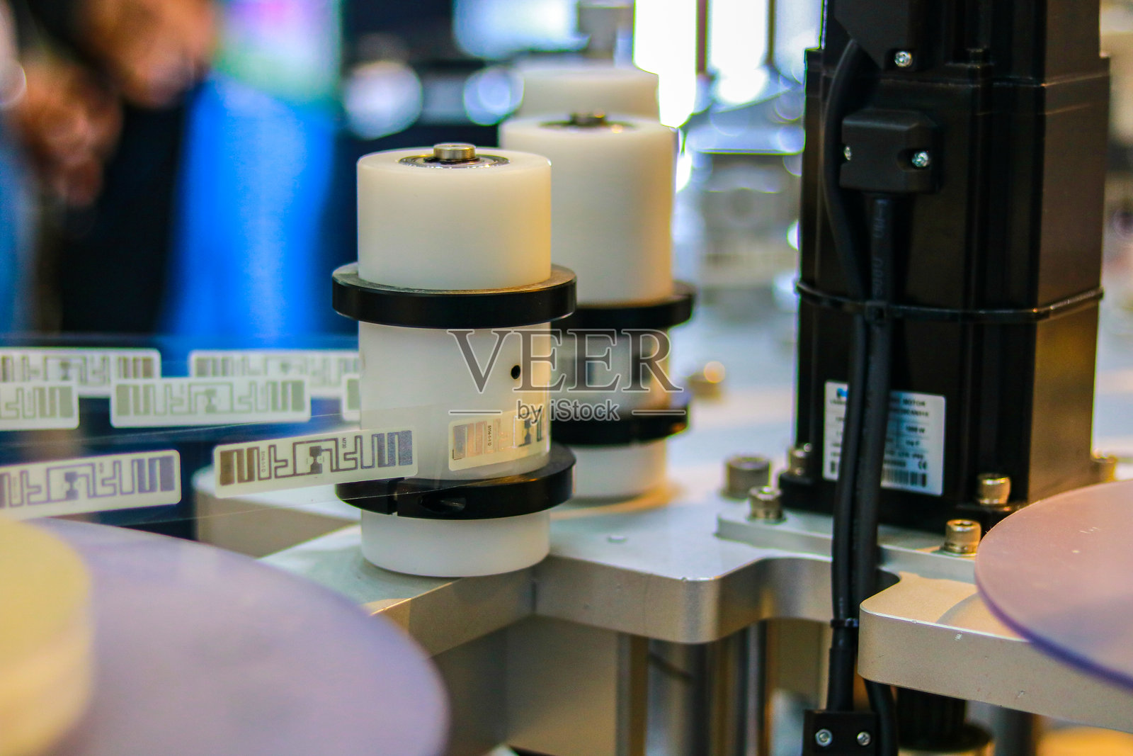 工厂中服装标签制作机器的特写镜头照片摄影图片