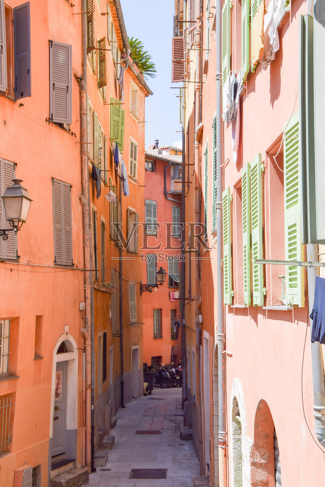 法国南部尼斯老城区的一条狭窄街道照片摄影图片
