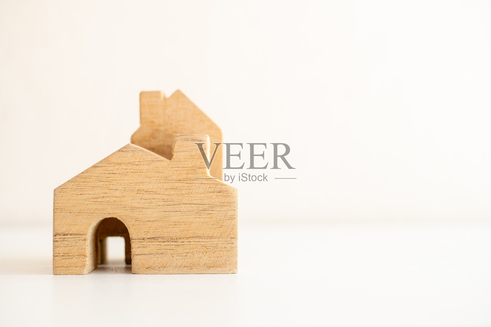 简约的木屋模型放置在干净的白色表面上照片摄影图片