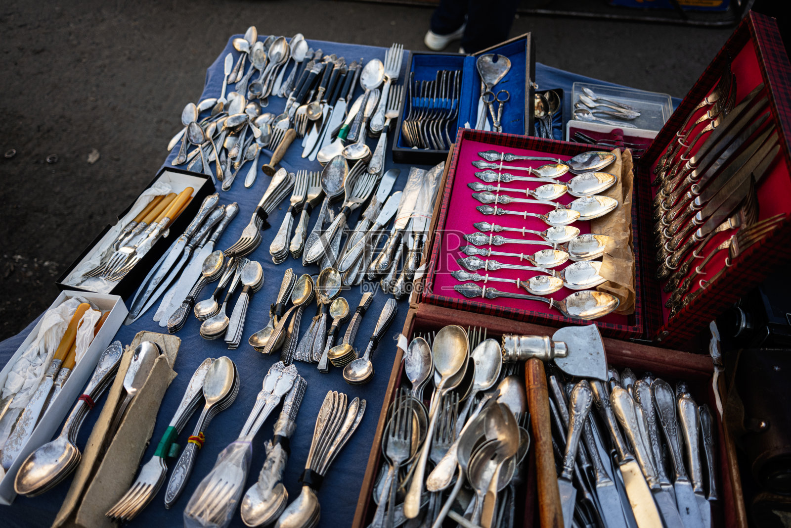 在乌克兰利沃夫的市场摊位上展示的复古餐具收藏照片摄影图片