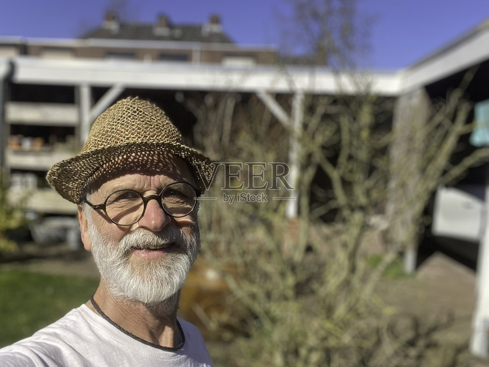 快乐的老年人在日常生活中。照片摄影图片