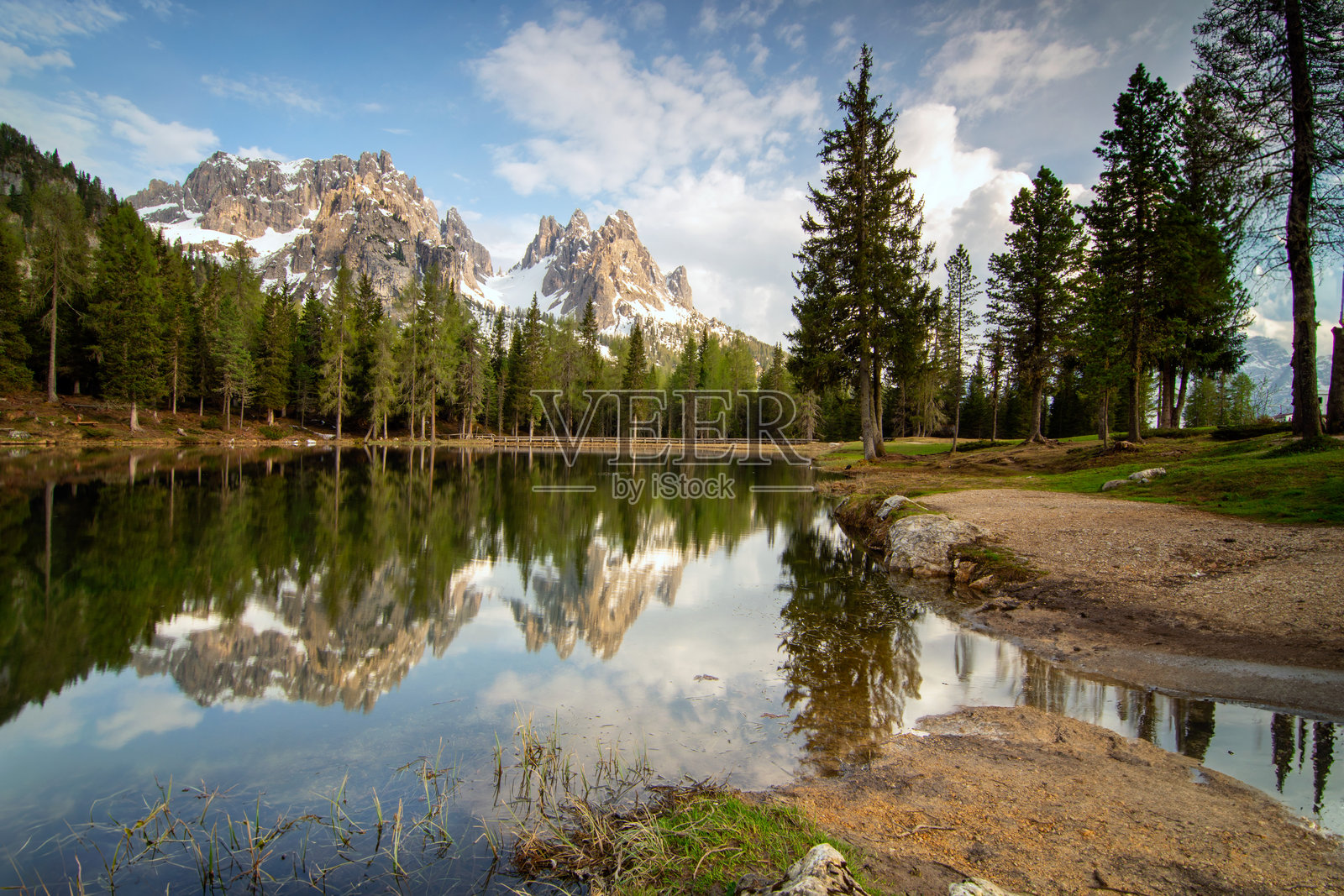 安托尔诺湖是一个迷人的阿尔卑斯湖，位于威尼托地区，靠近阿乌伦佐·迪·卡多雷镇，坐落在多洛米蒂山脚下。照片摄影图片