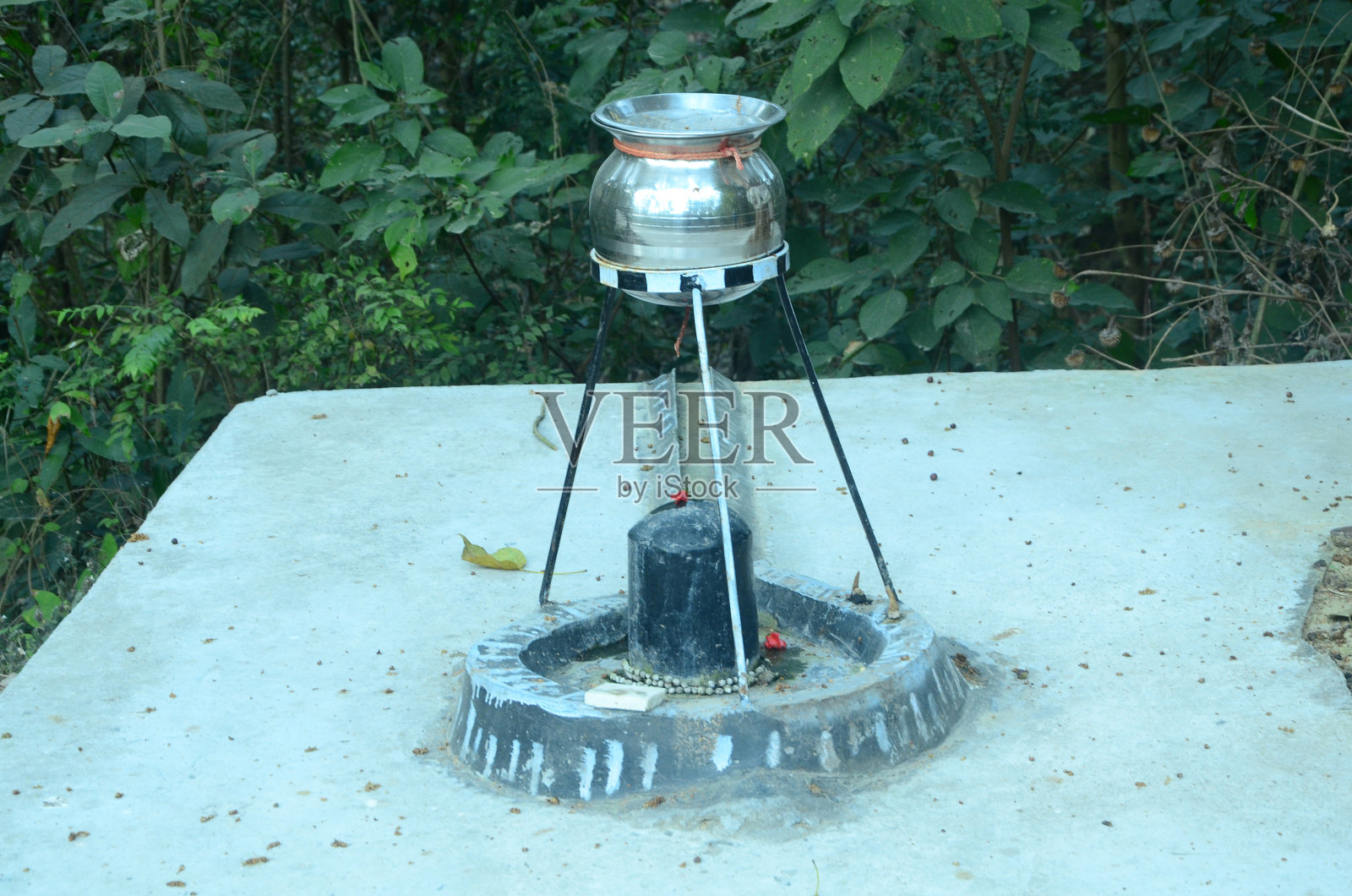 印度教神祇湿婆的露天寺庙，周围被森林环绕照片摄影图片