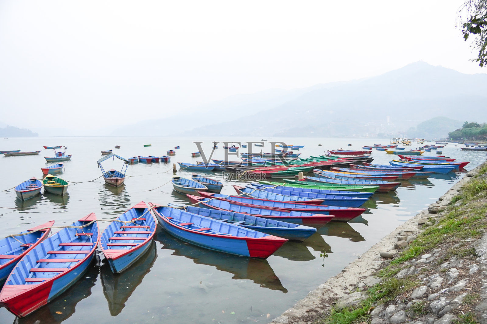 许多传统船只在早晨停靠在佩瓦湖或佩瓦塔尔。照片摄影图片