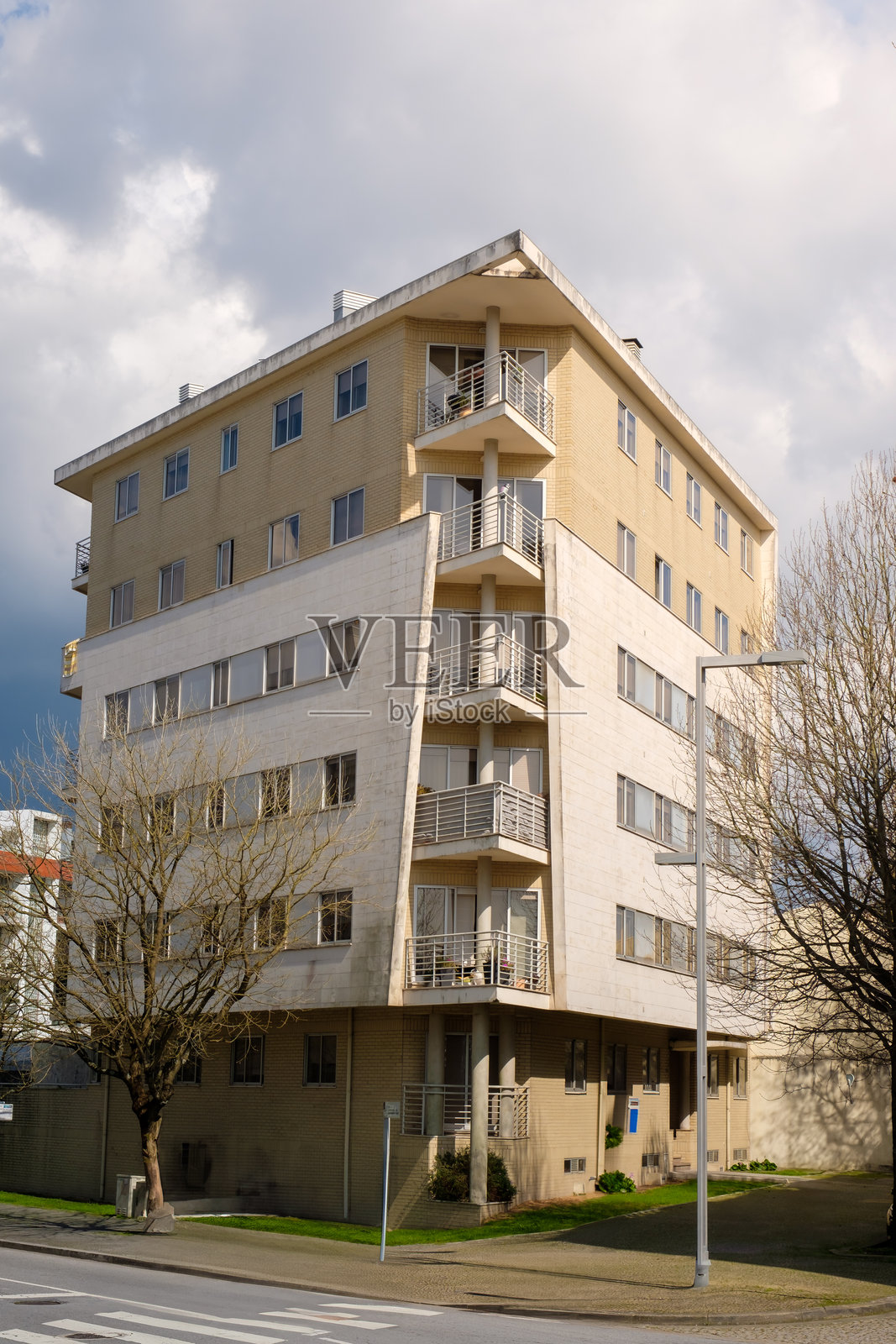 现代公寓大楼在阴云密布的天空下高耸入云照片摄影图片