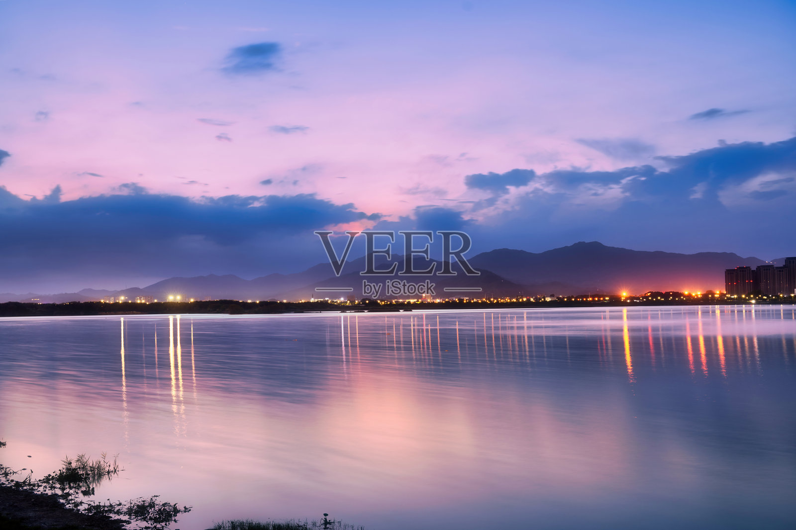 湖边宁静的日落景色照片摄影图片