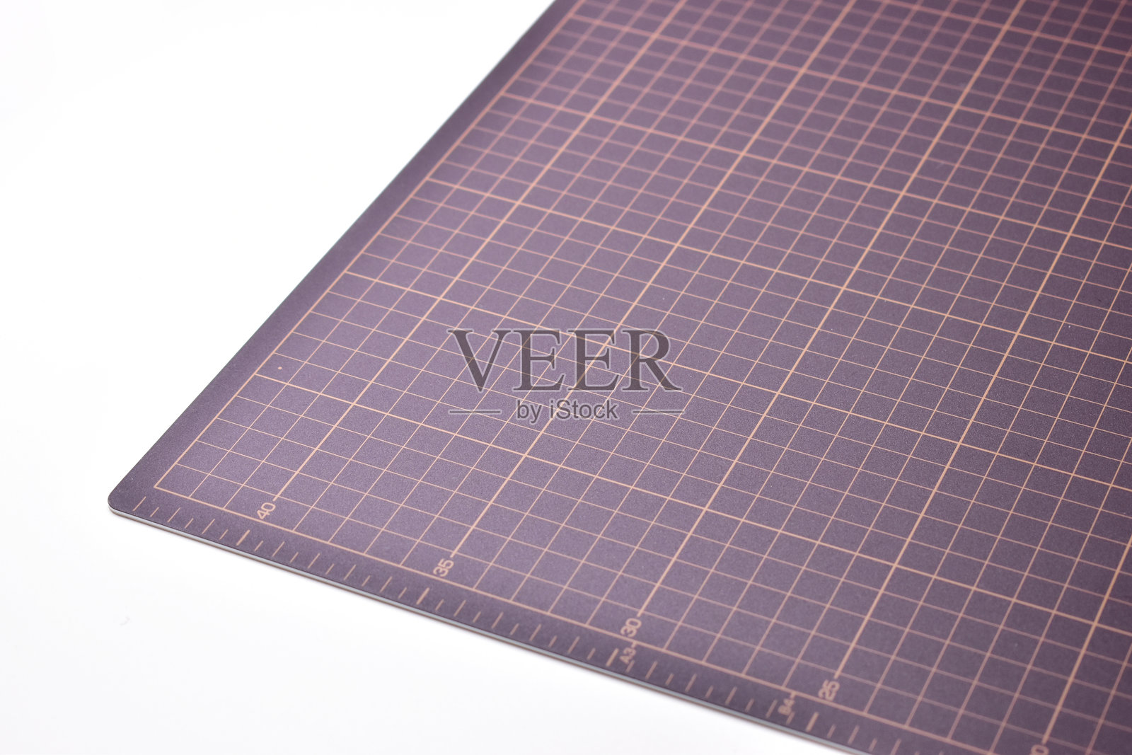 白色背景上的黑色切割垫板，带有线条和刻度测量指南图案，适用于物体艺术设计和DIY手工工具设备。照片摄影图片