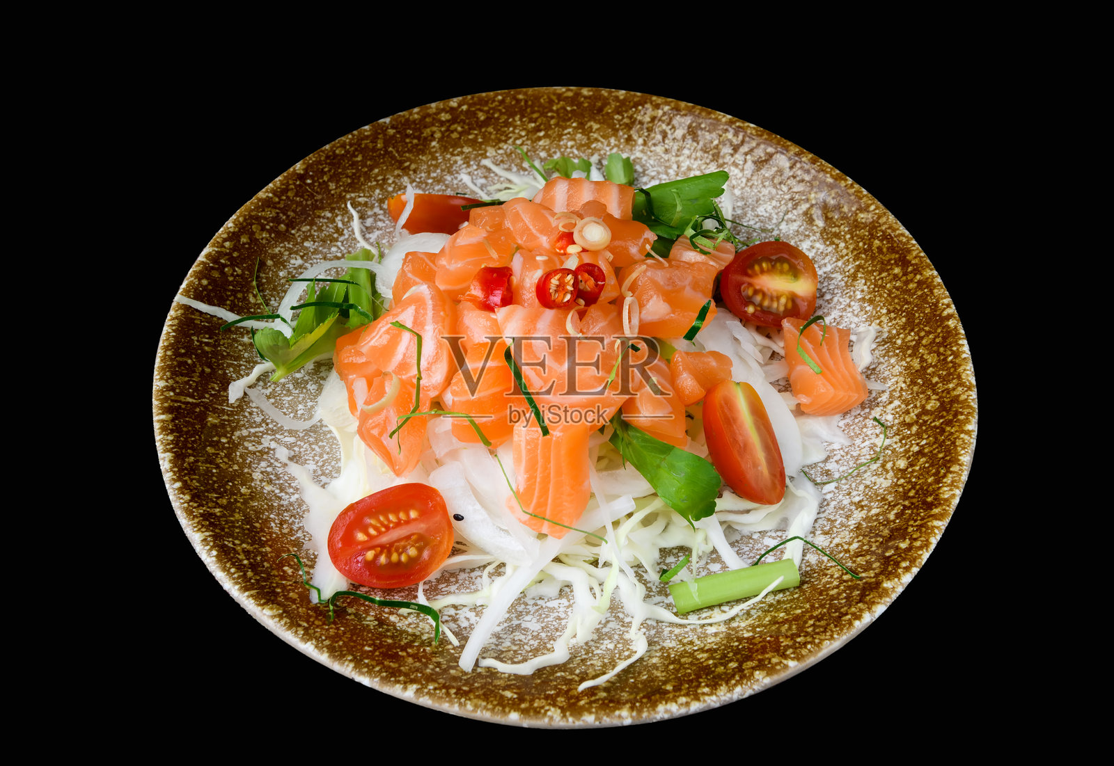 三文鱼刺身沙拉，配洋葱、绿叶蔬菜和樱桃番茄照片摄影图片