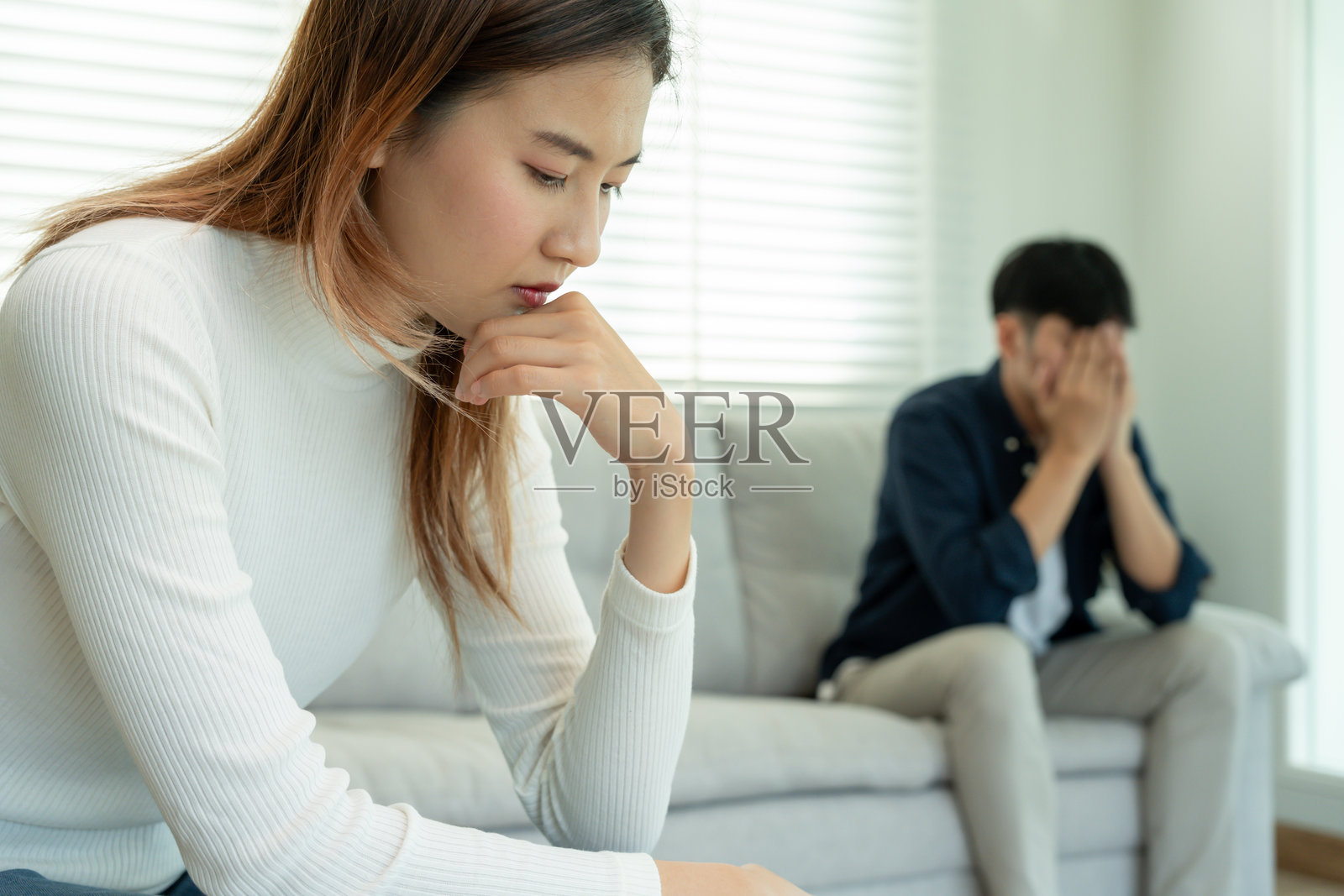 离婚。亚洲夫妇在婚后感到绝望和失望。夫妻因争吵而感到伤心、沮丧和挫败。信任危机、爱情问题、背叛。家庭问题，青少年爱情。照片摄影图片