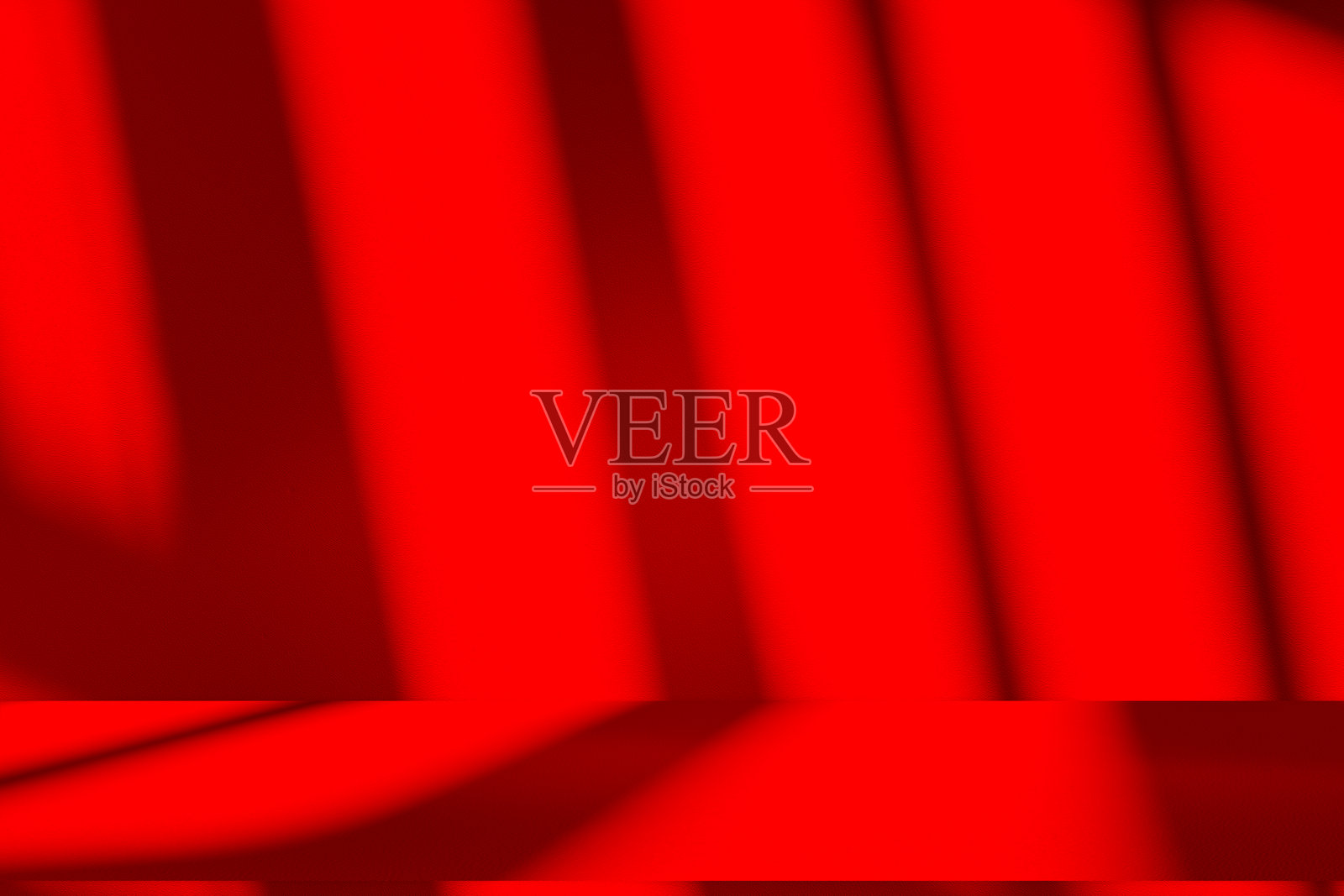 工作室风格的背景墙装饰展示，采用白色和红色调，窗户投射的阴影营造出装饰效果。照片摄影图片