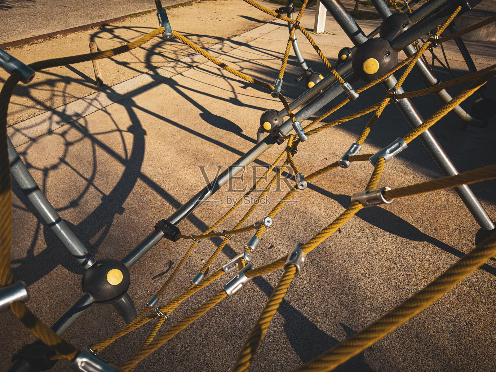 抽象图像，中央有建筑形状，周围环绕着电缆照片摄影图片