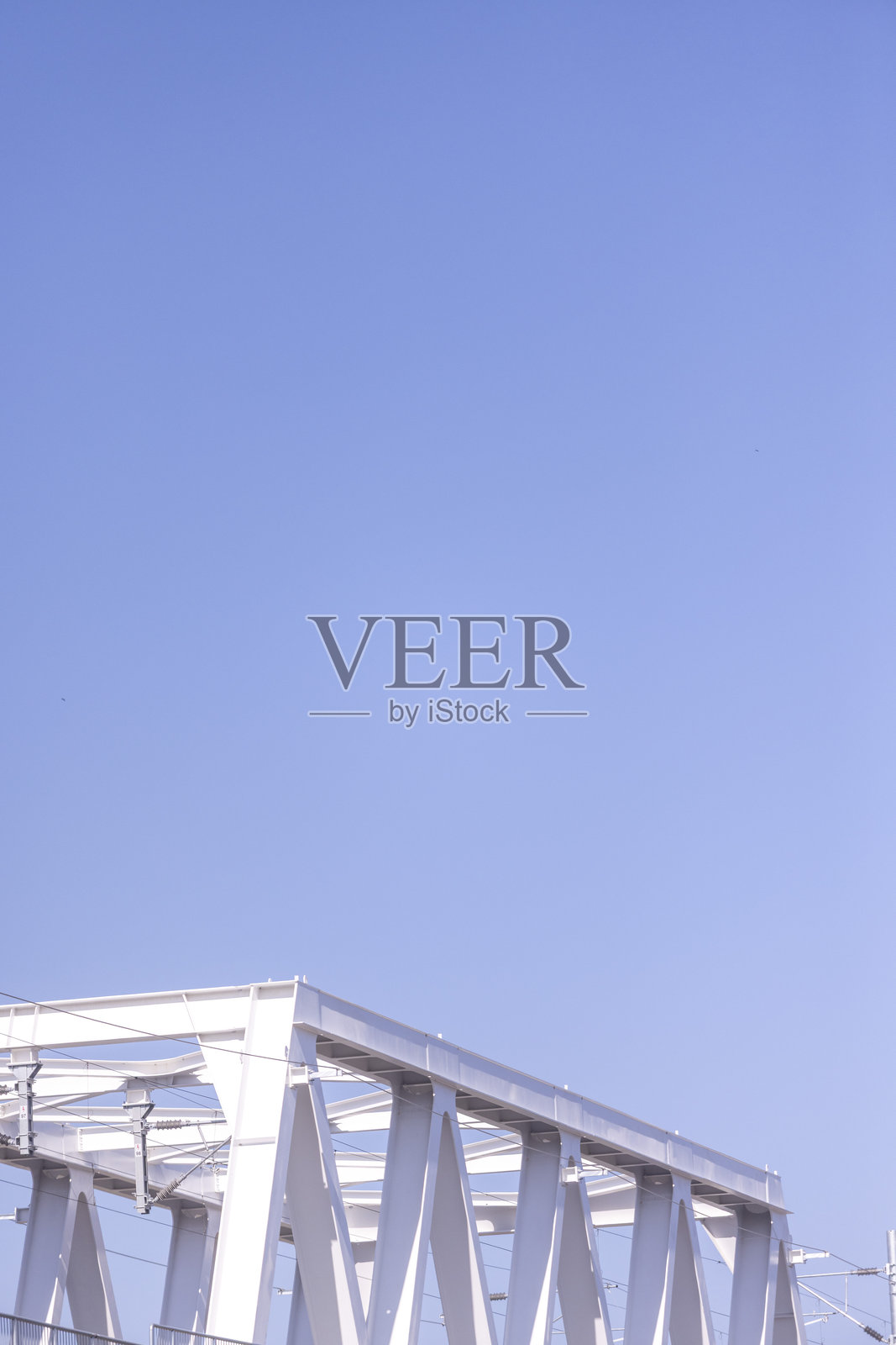 铁路桥的一部分在支撑上，背景是蓝天，特写镜头照片摄影图片