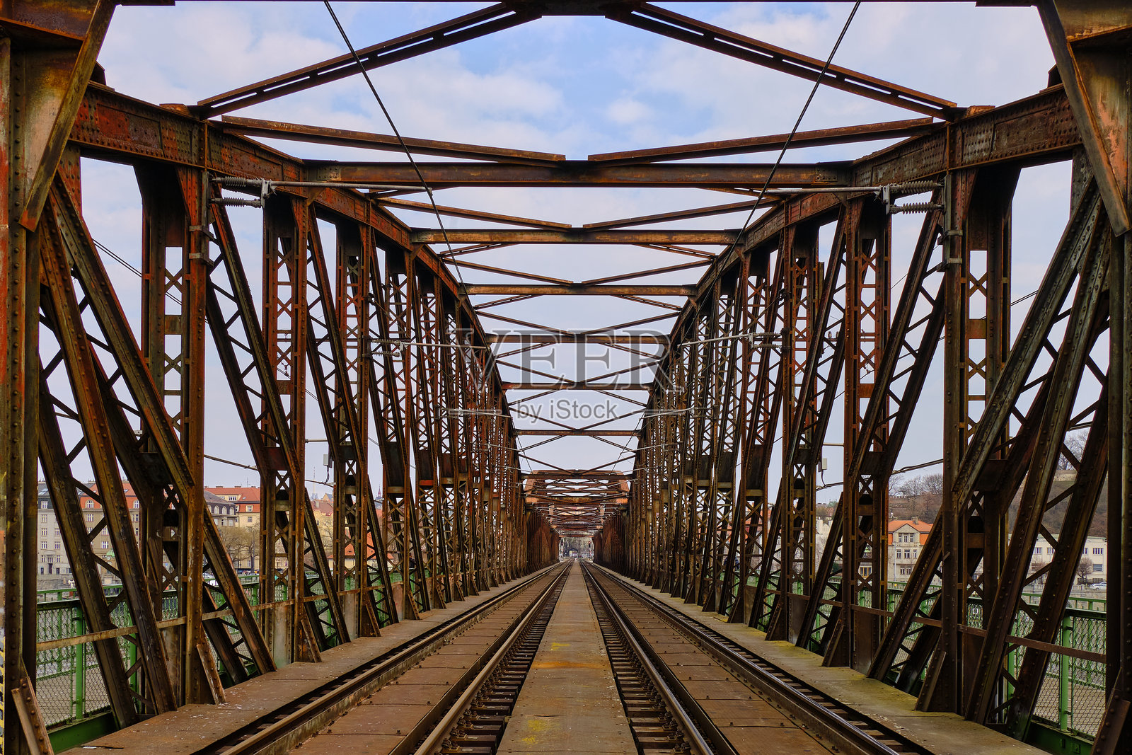生锈的桁架铁路桥横跨伏尔塔瓦河照片摄影图片