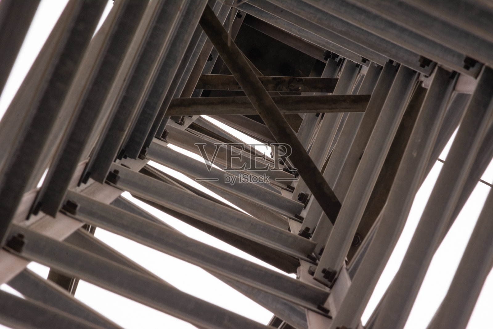 电力输电线路的镀锌钢结构照片摄影图片