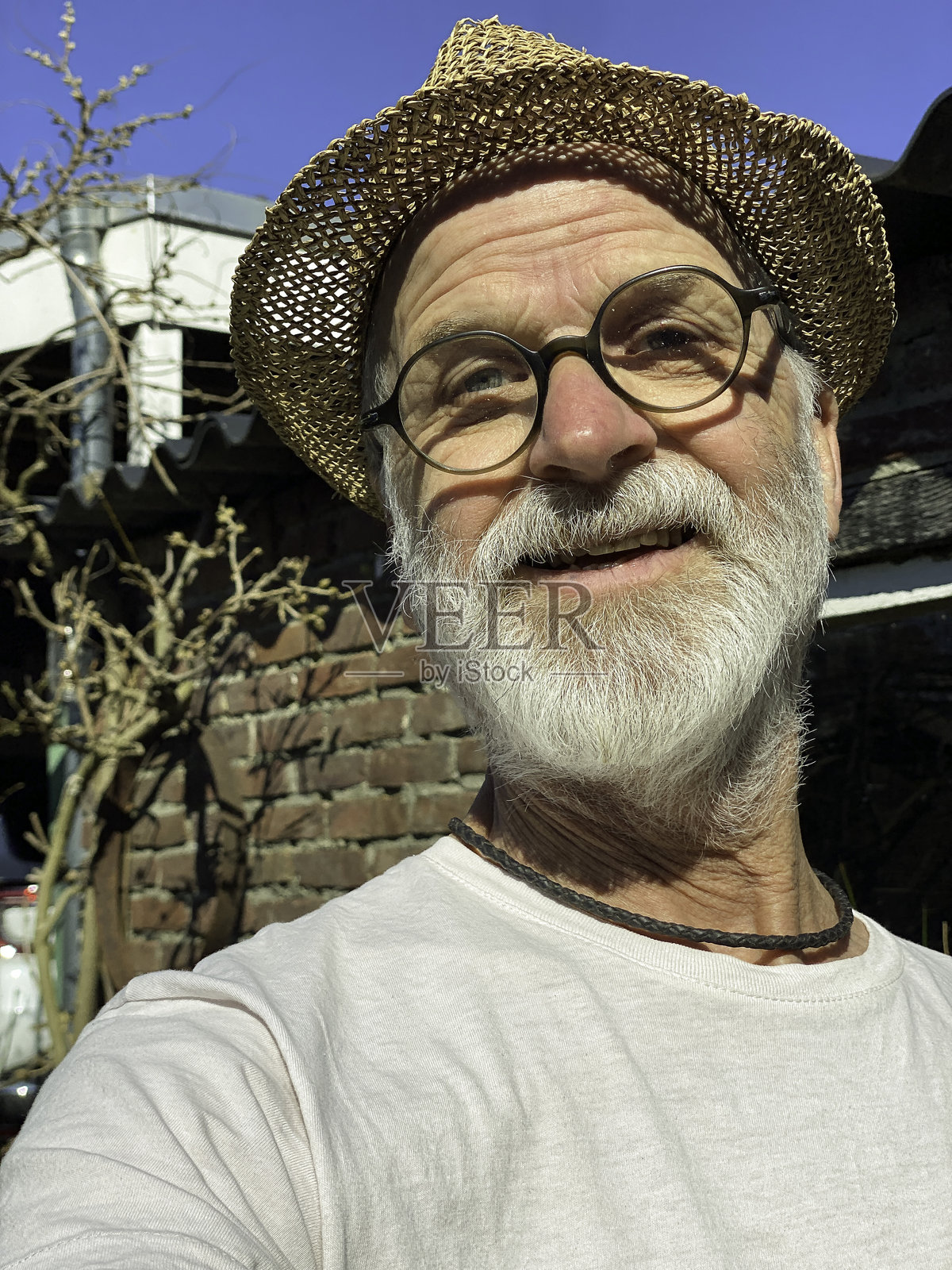 快乐的老年人在日常生活中。照片摄影图片