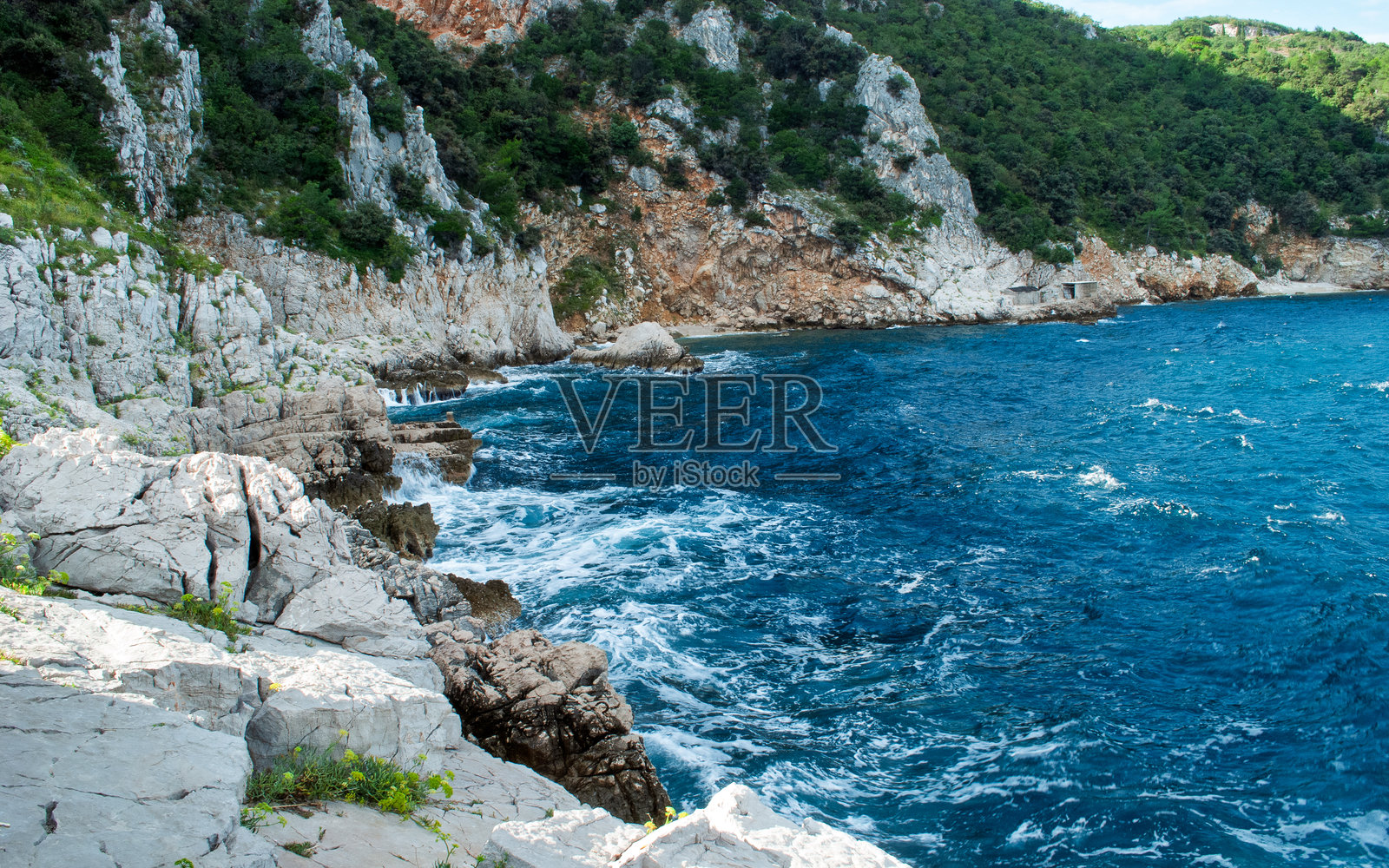 海浪拍打着岩石海岸照片摄影图片