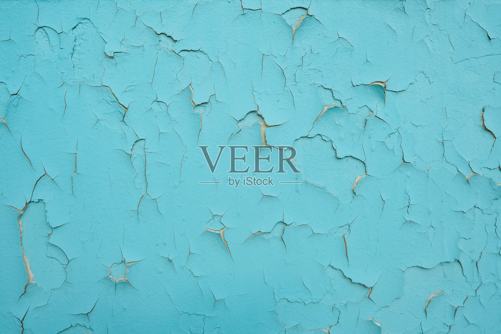 剥落蓝漆的旧墙。水泥墙外观背景，蓝漆剥落。照片摄影图片