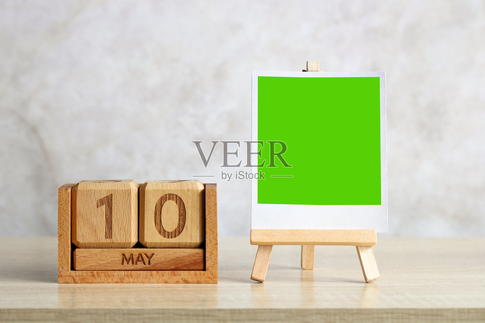 木制万年历显示5月10日，带有绿色背景的照片框照片摄影图片