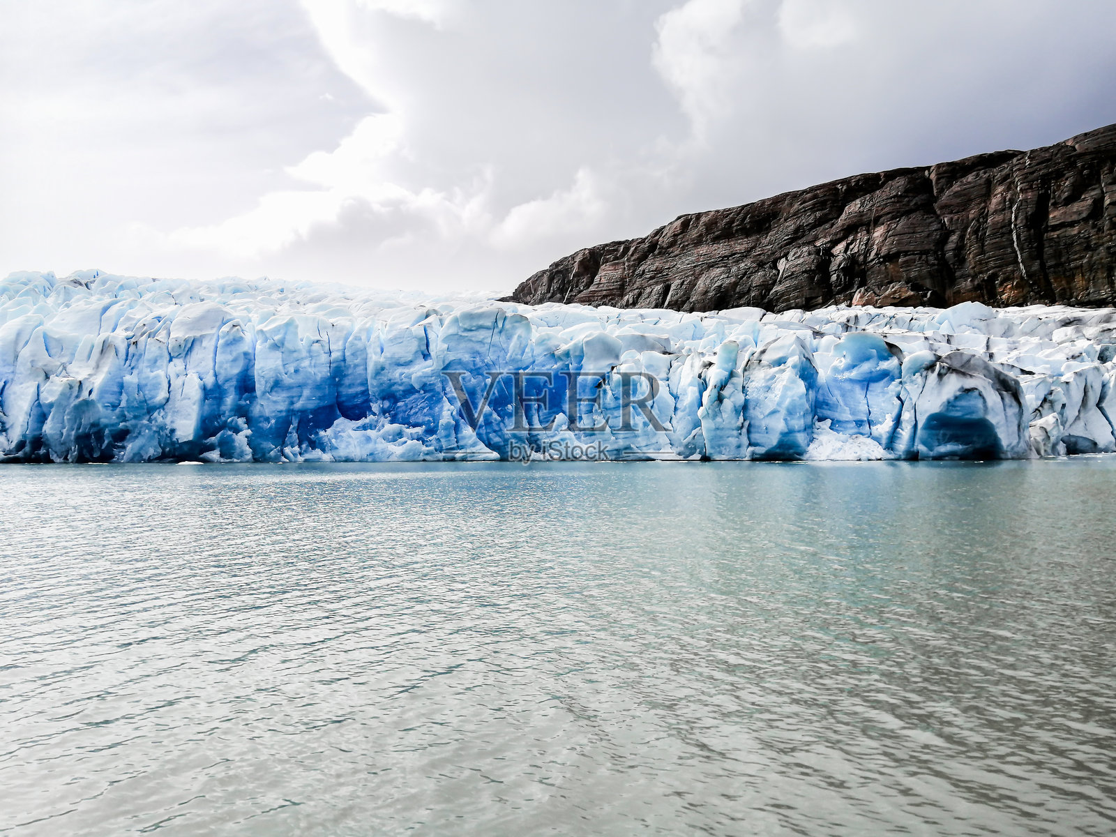 灰色冰川位于智利巴塔哥尼亚，位于南冰原内的托雷斯德尔潘恩国家公园。照片摄影图片