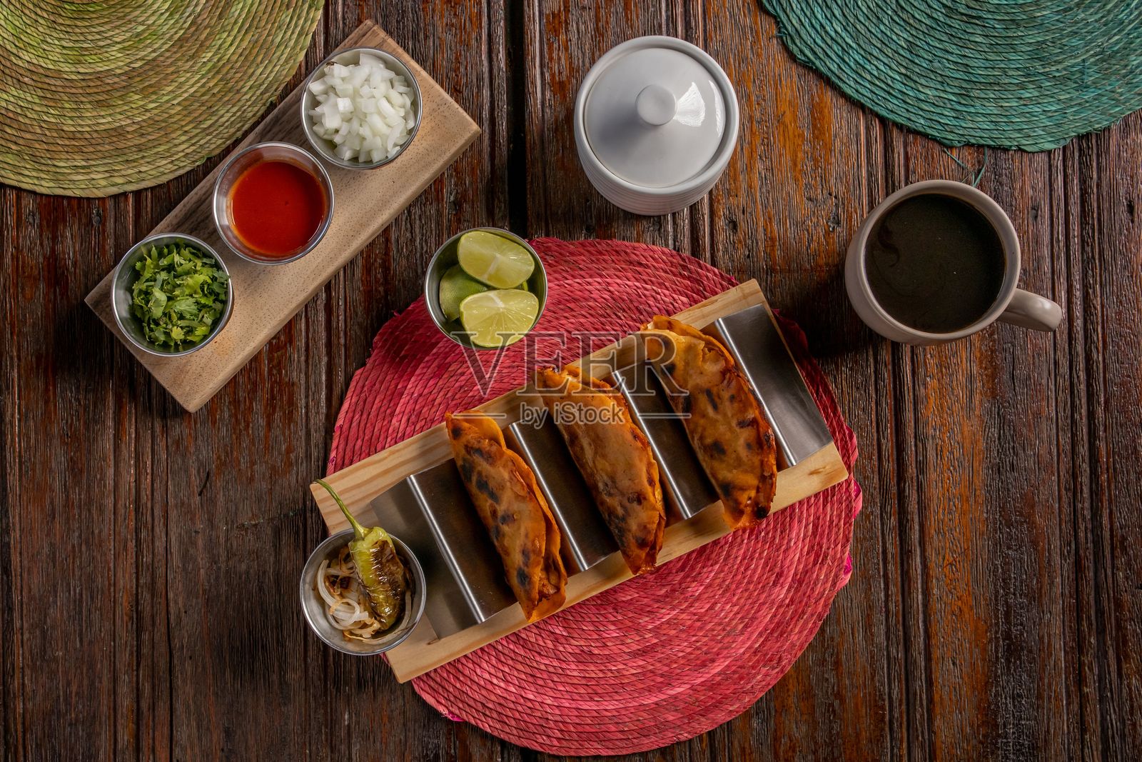 传统墨西哥餐，包含玉米饼和咖啡照片摄影图片