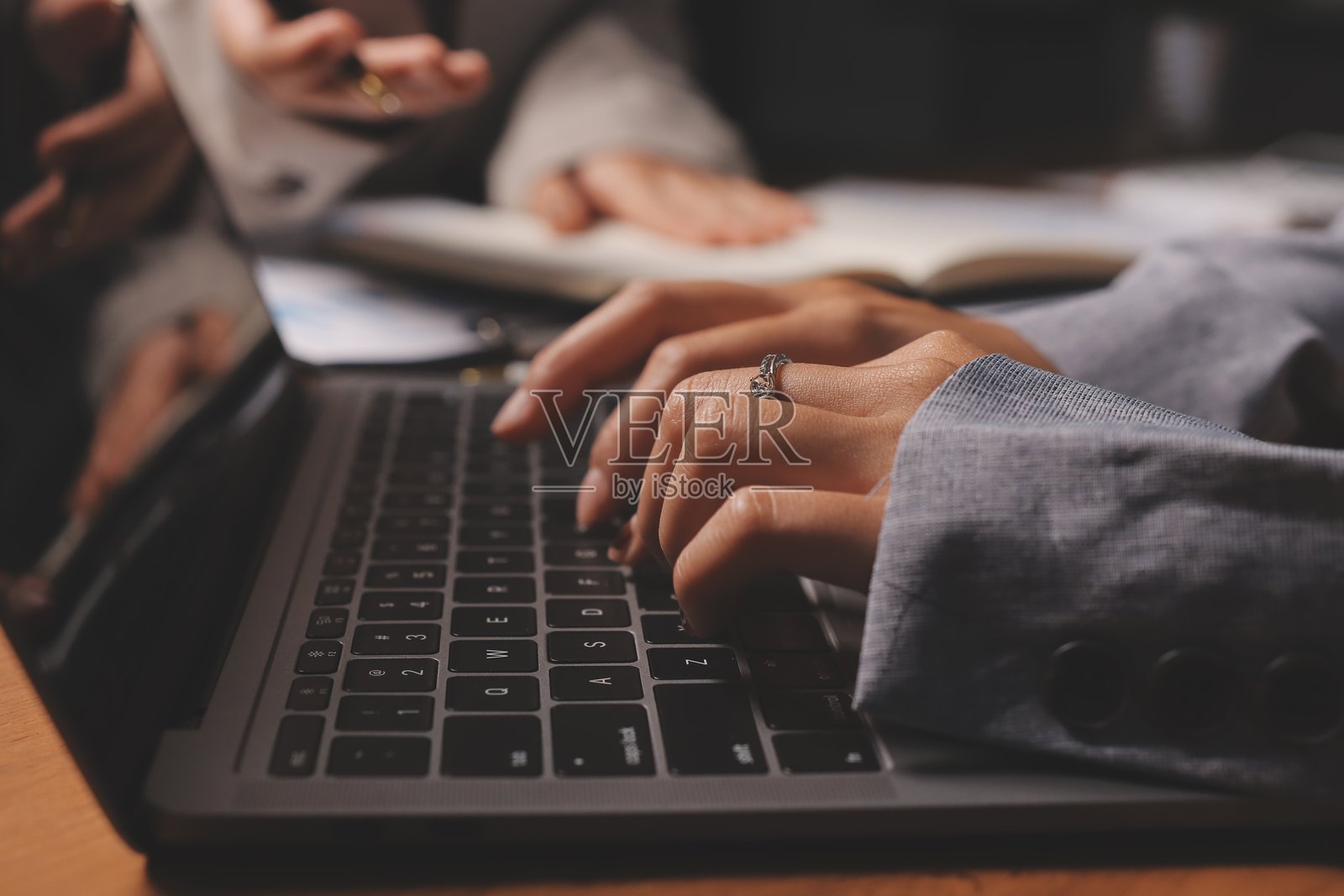 一群自信的商务人士指着图表和图形分析市场数据、资产负债表、账户和净利润，以制定新的销售策略以提高生产能力。照片摄影图片