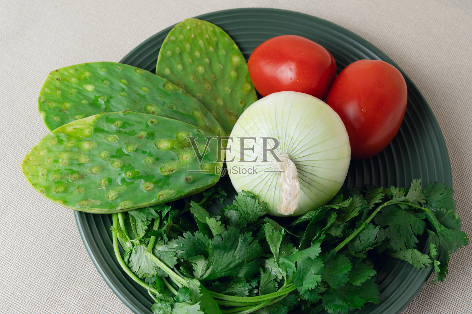 新鲜食材用于正宗墨西哥菜，包括仙人掌、番茄、洋葱和香菜照片摄影图片